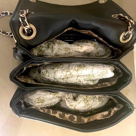 BLACK AND WHITE SMALL GUESS HANDBAG! - Picture 2 of 5